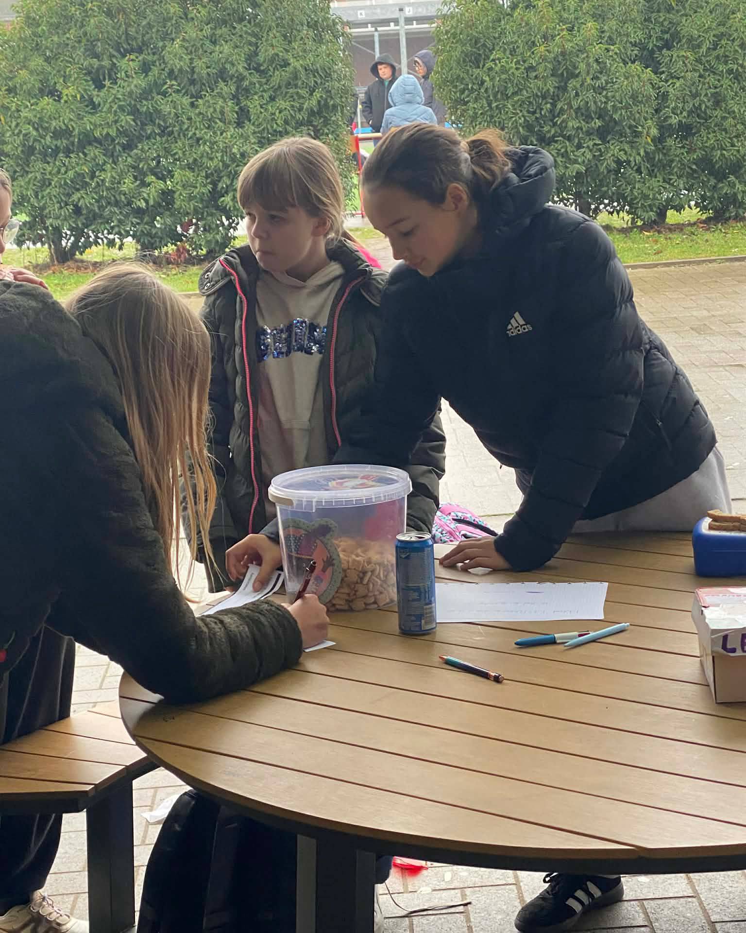 Kan een afbeelding zijn van studeren en tafel