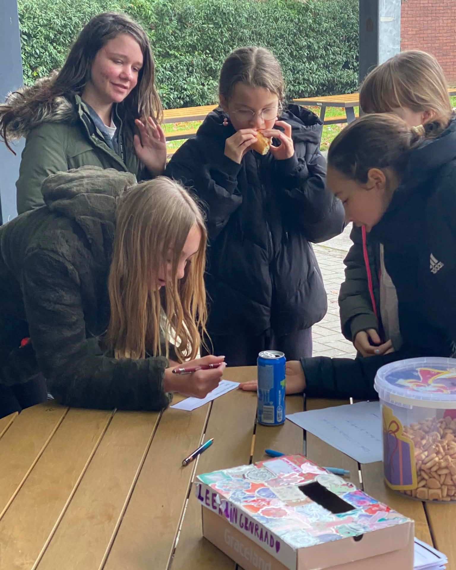 Kan een afbeelding zijn van studeren en tafel